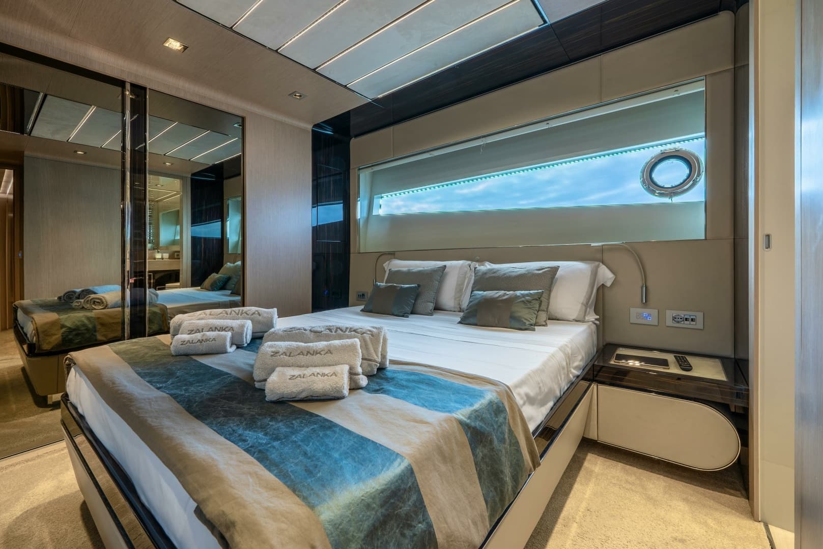 2018 Dominator Yachts Dominator Ilumen - Image 16
