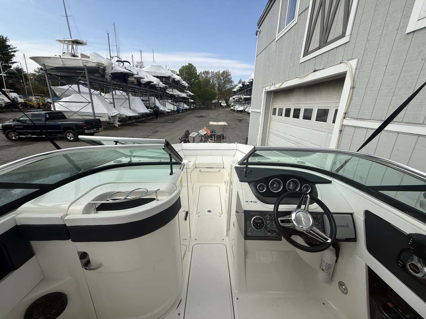 2015 Sea Ray 240 Sundeck - Image 5