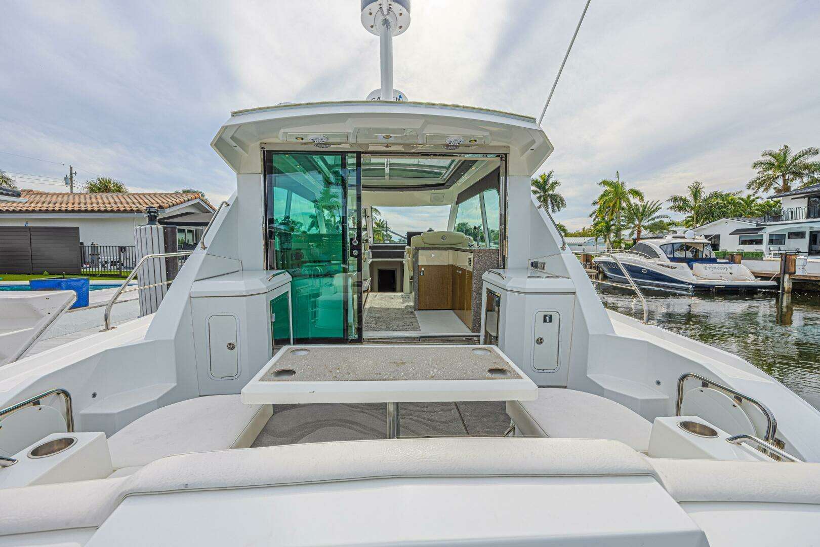 2012 Cruisers Yachts 48 Cantius - Image 10