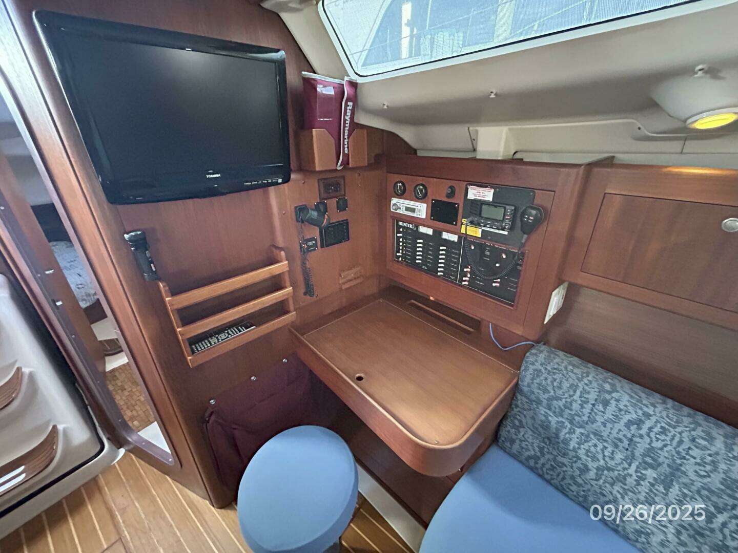 1998 Hunter 376 - Image 46