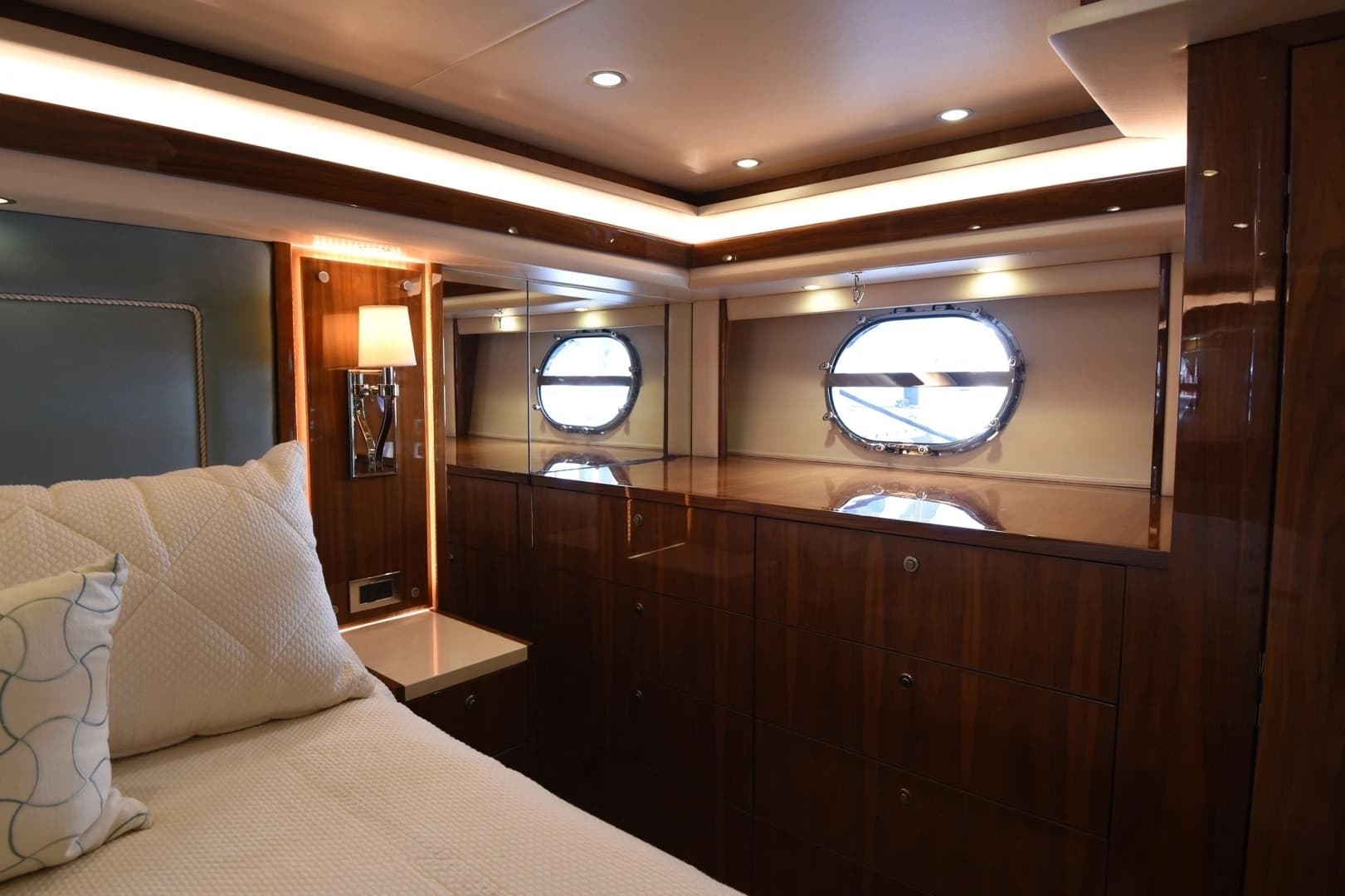 2019 Viking 80 Skybridge - Image 31