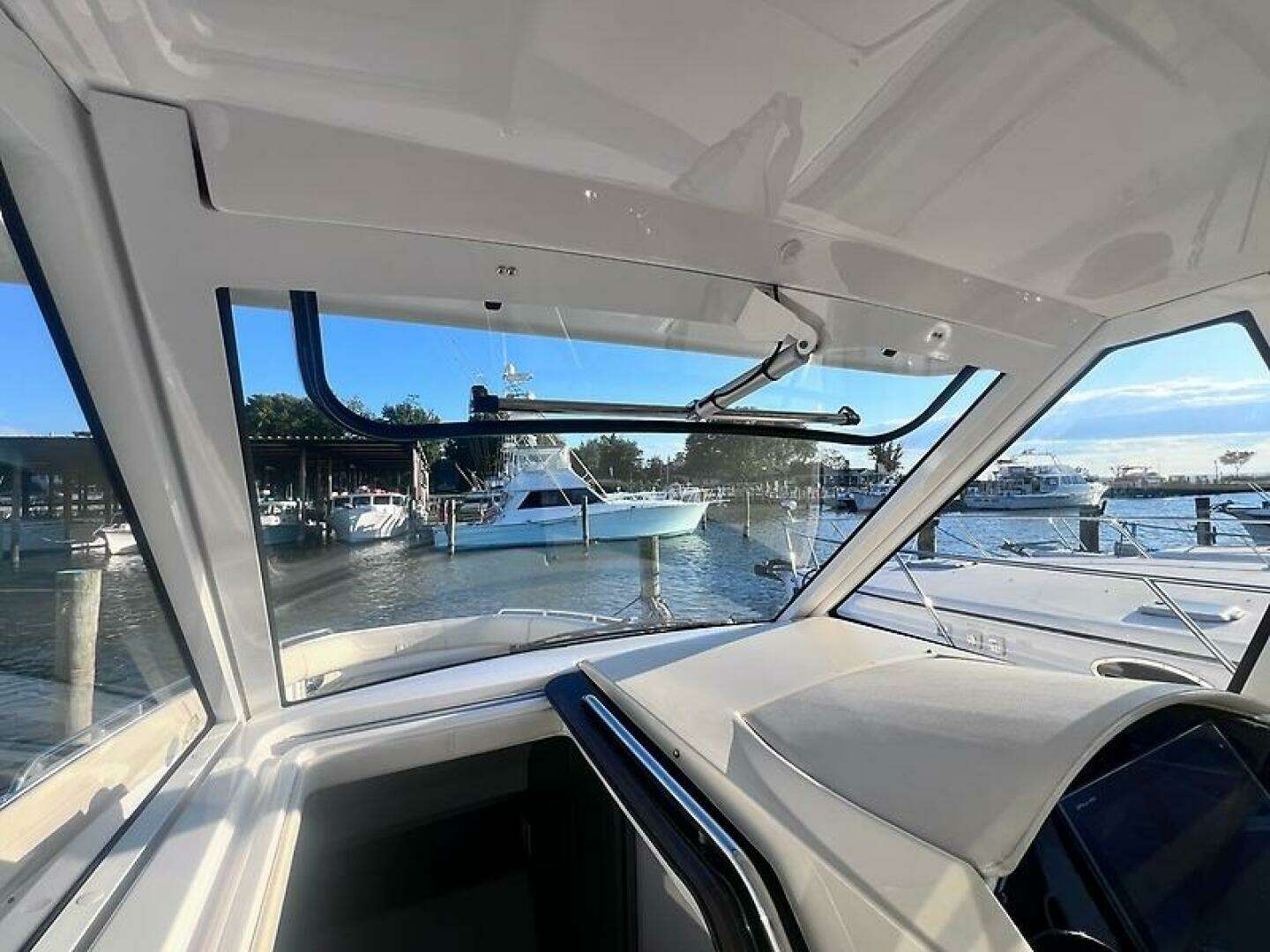 2019 Regal 33 SAV - Image 23