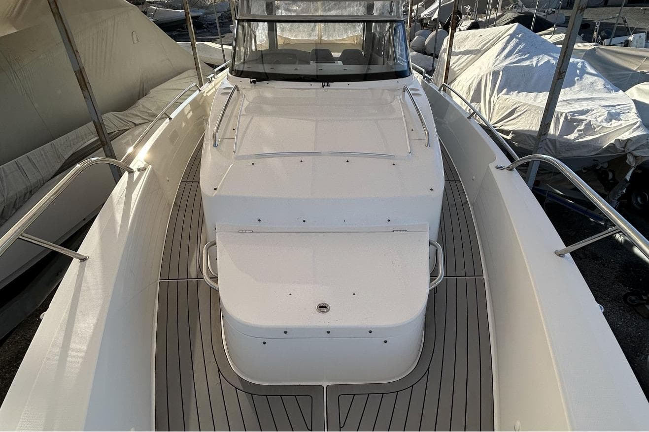 2022 Nimbus T11 boat deck with sleek design and modern features.