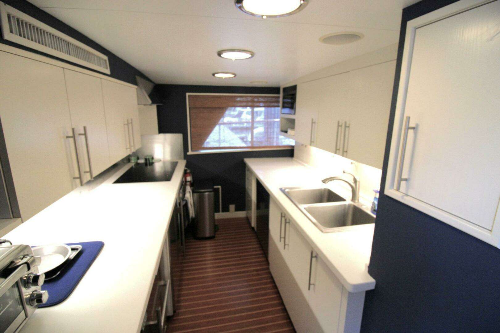1979 Burger Raised Pilothouse - Image 11