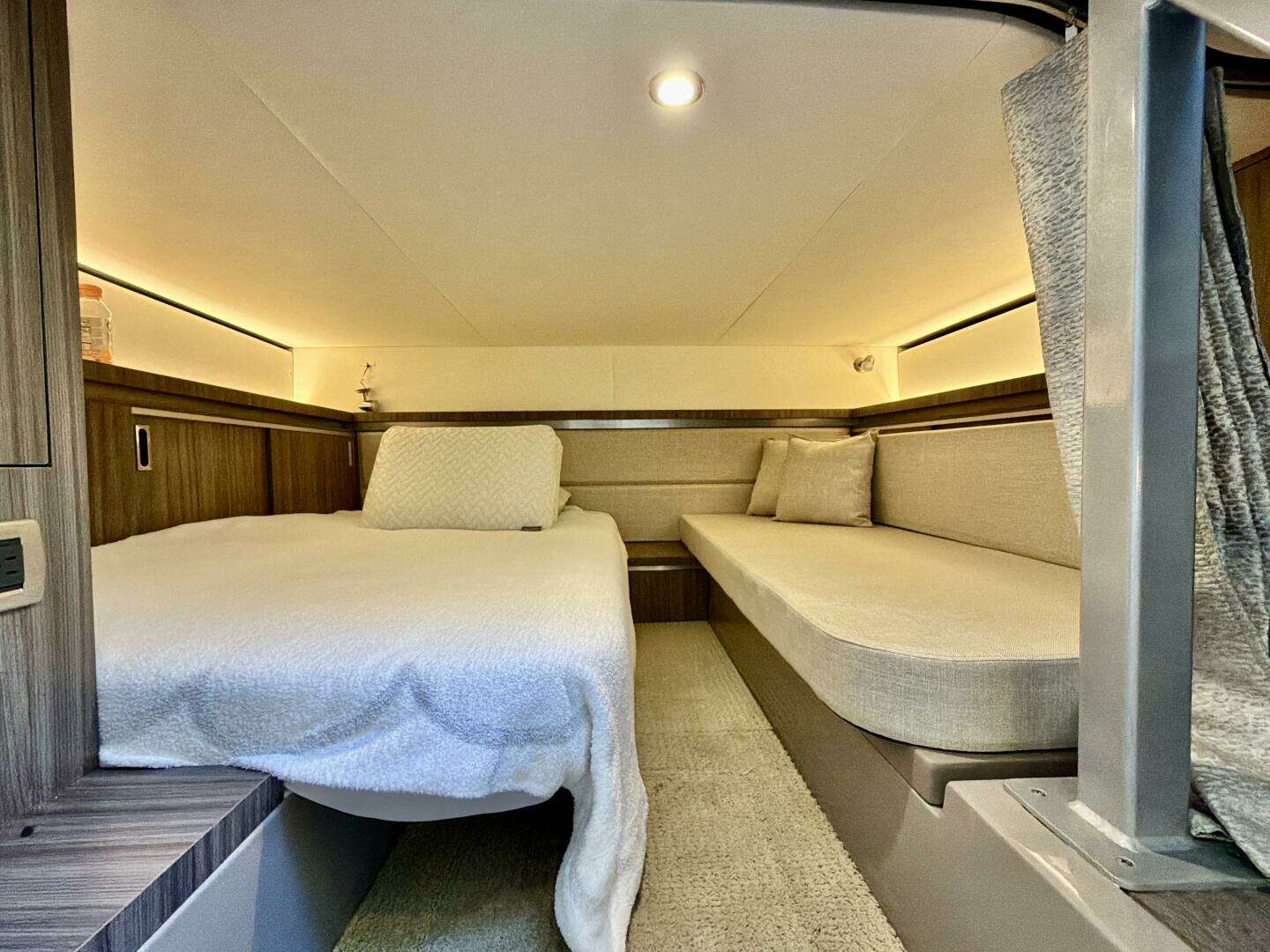 2022 Sea Ray Sundancer 320 - Image 13