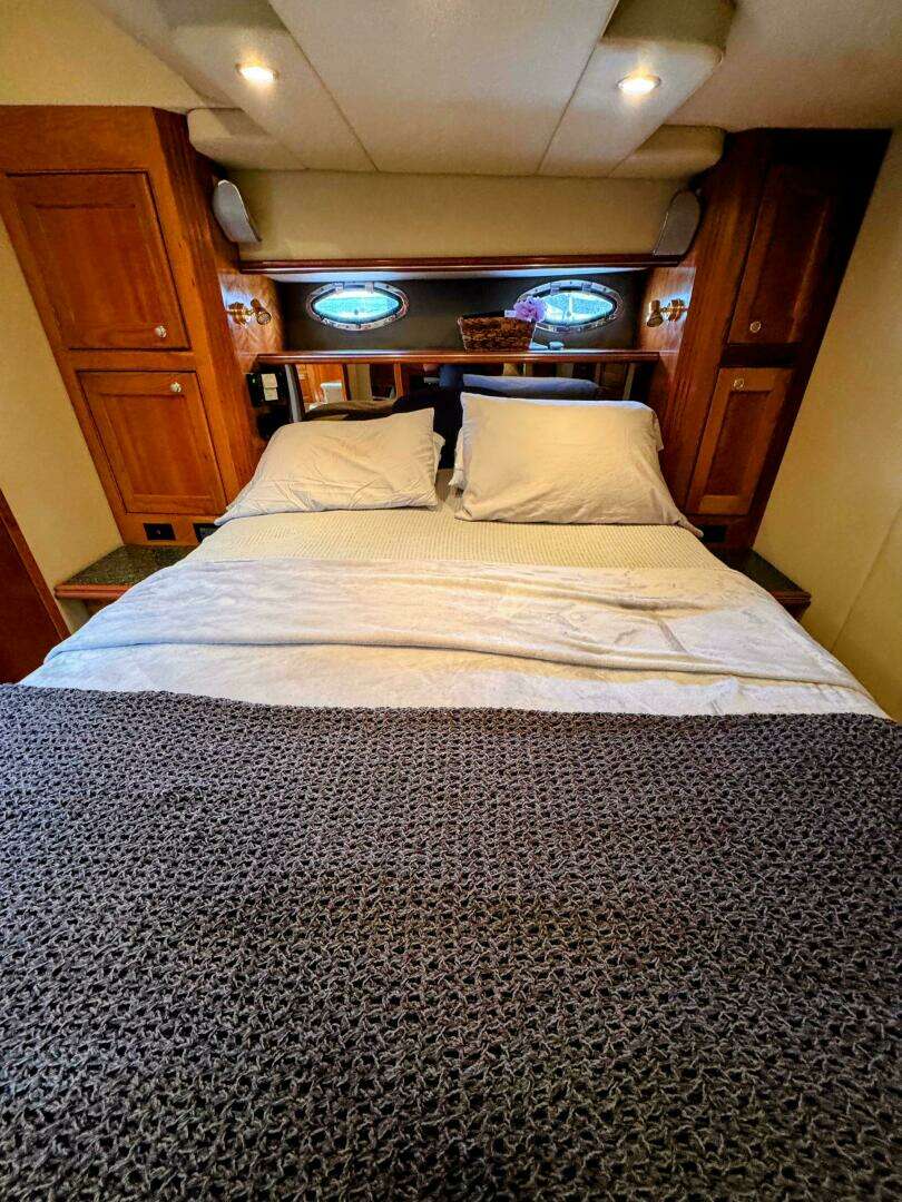 2005 Cruisers Yachts 540 Express - Image 52