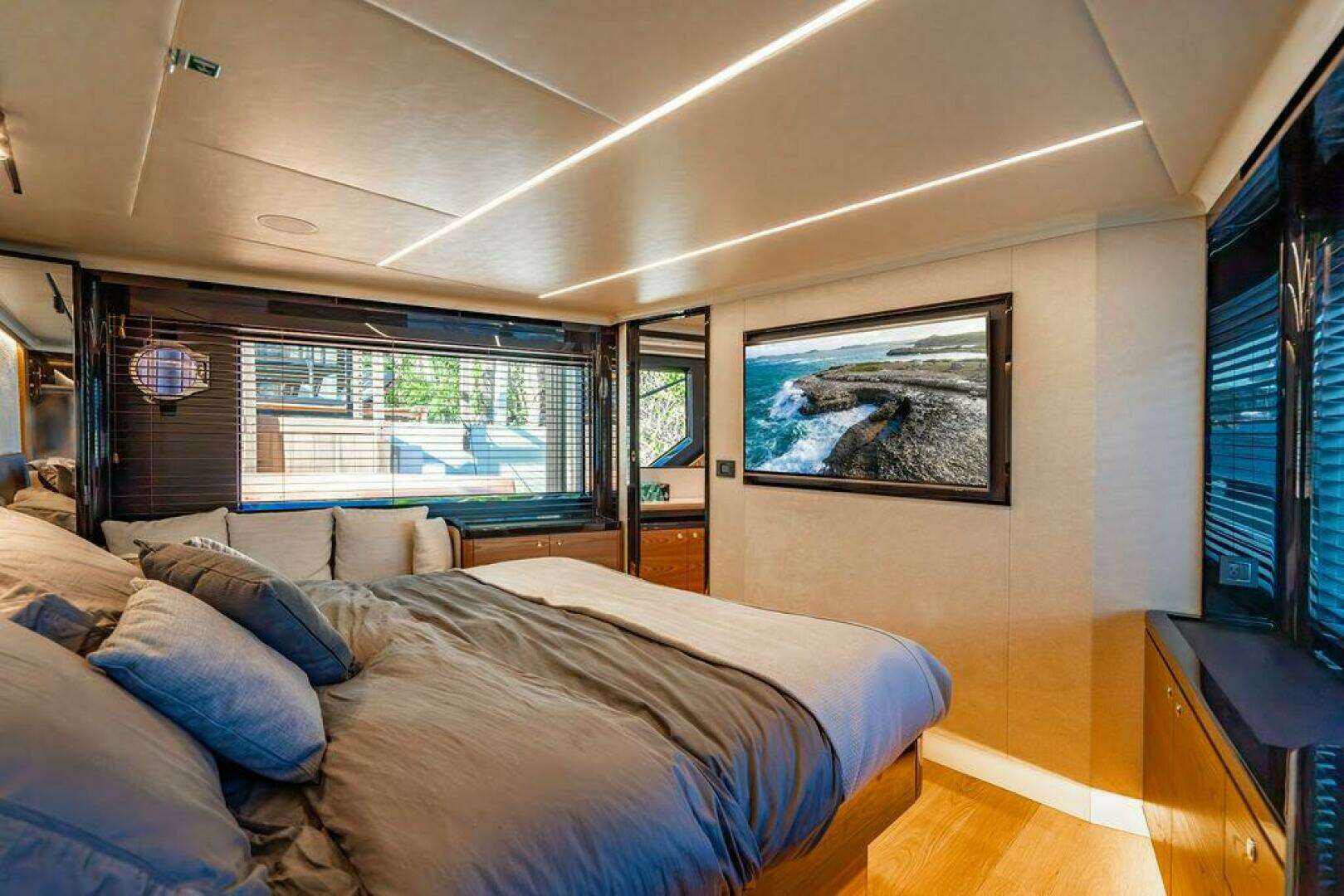 2023 Absolute 64 Navetta - Image 28