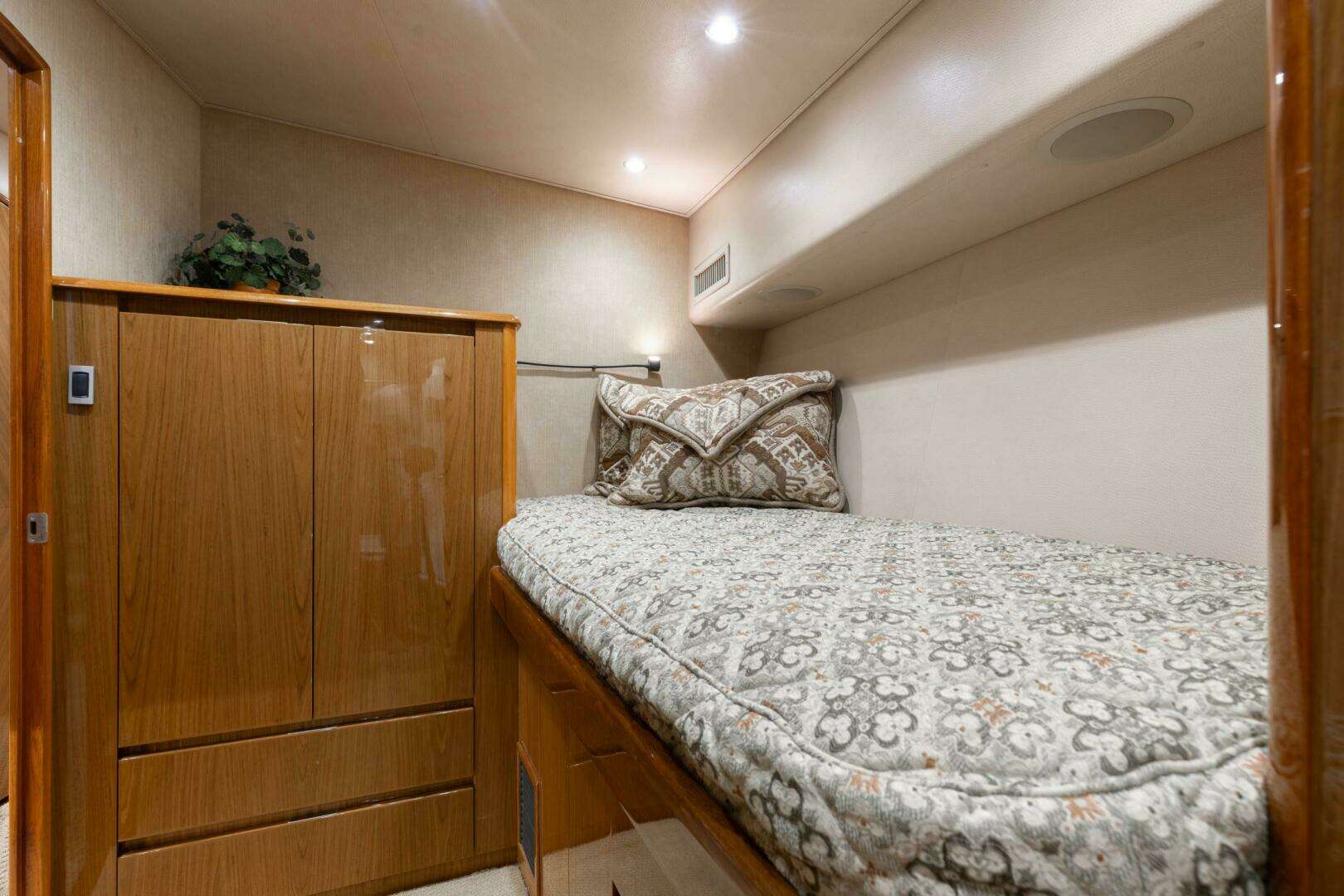 2012 Viking 76 Enclosed Flybridge - Image 27