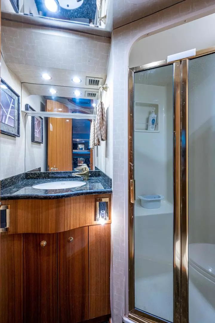2005 Viking 74 Convertible - Image 31