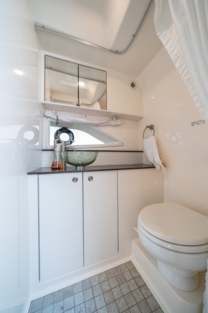 2021 Sea Ray 320 Sundancer - Image 36