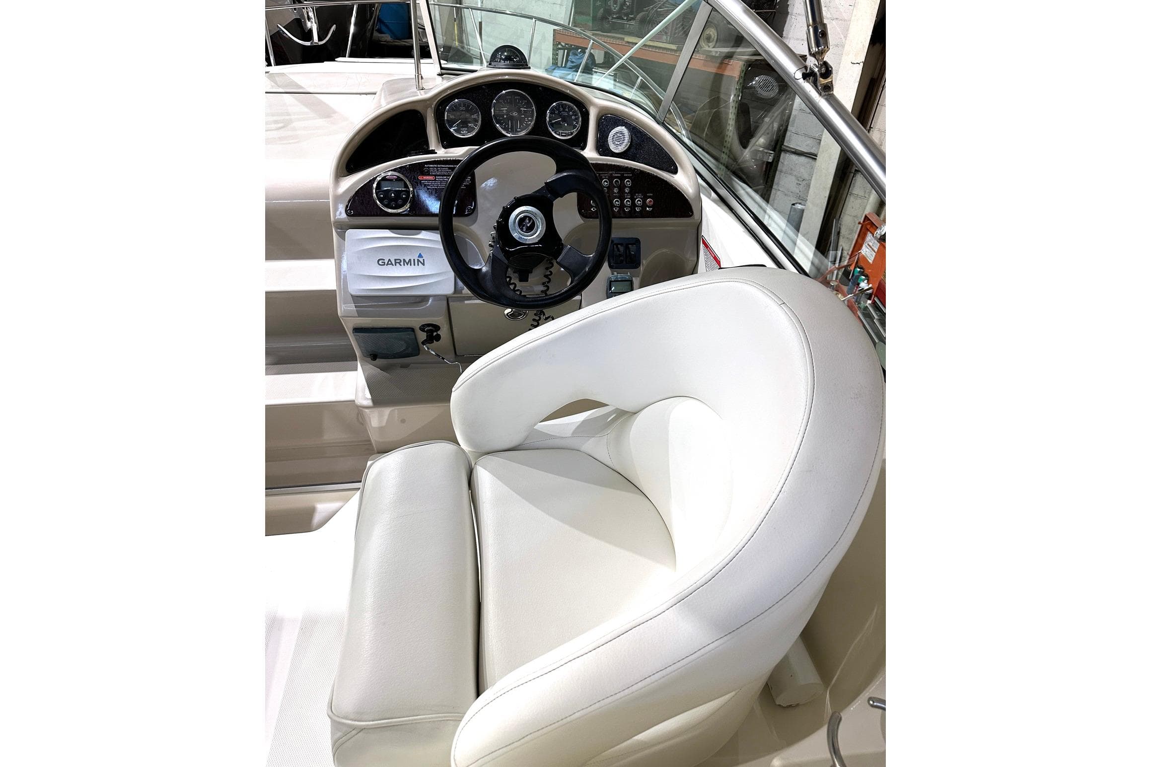 Captain's seat and dashboard of a 2007 Sea Ray Sundancer 260 boat.