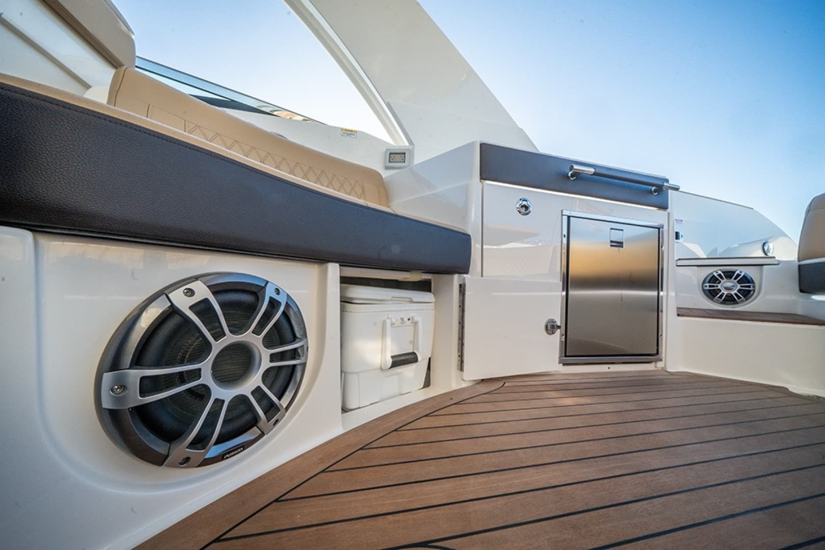 2023 Sea Ray SLX 350 Outboard - Image 22