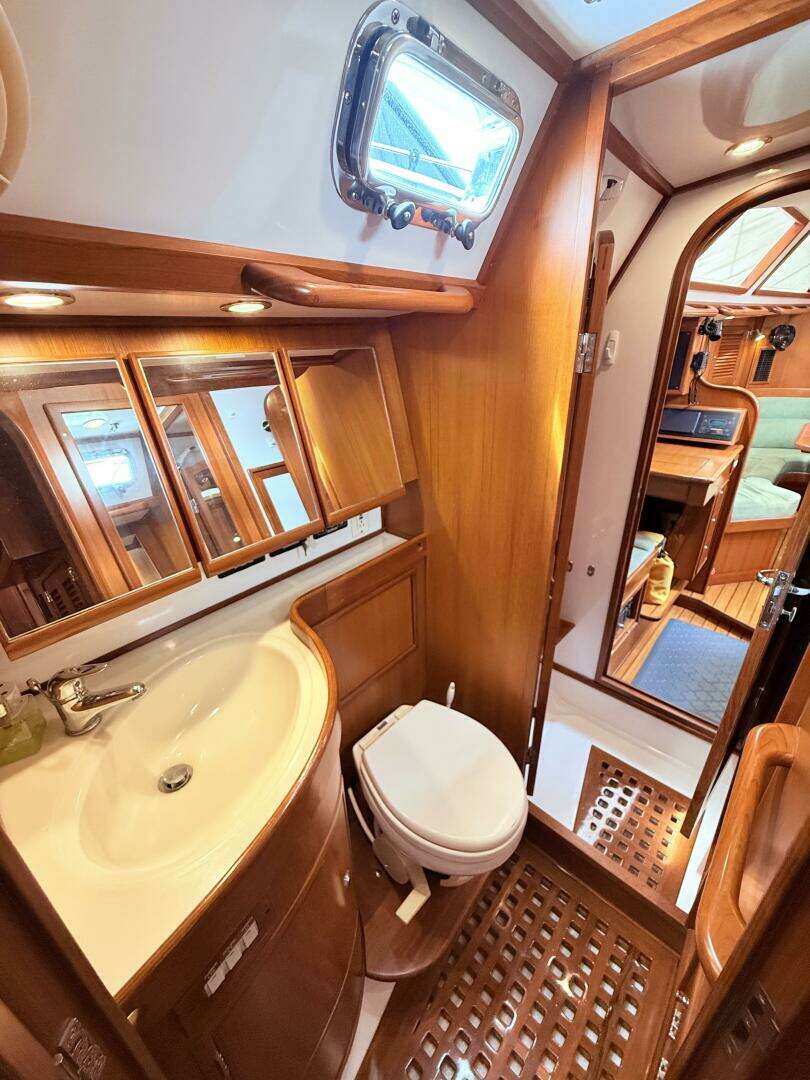 2008 Hylas 46 Center Cockpit - Image 34