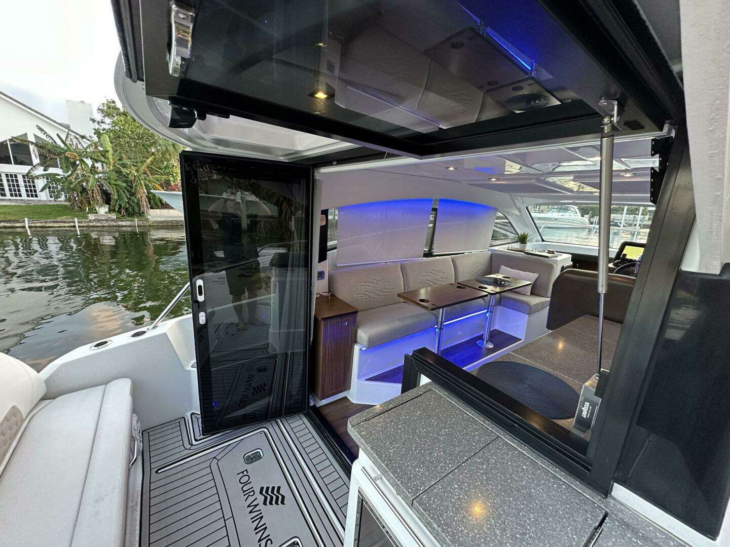2020 Four Winns Vista 355 Coupe - Image 29