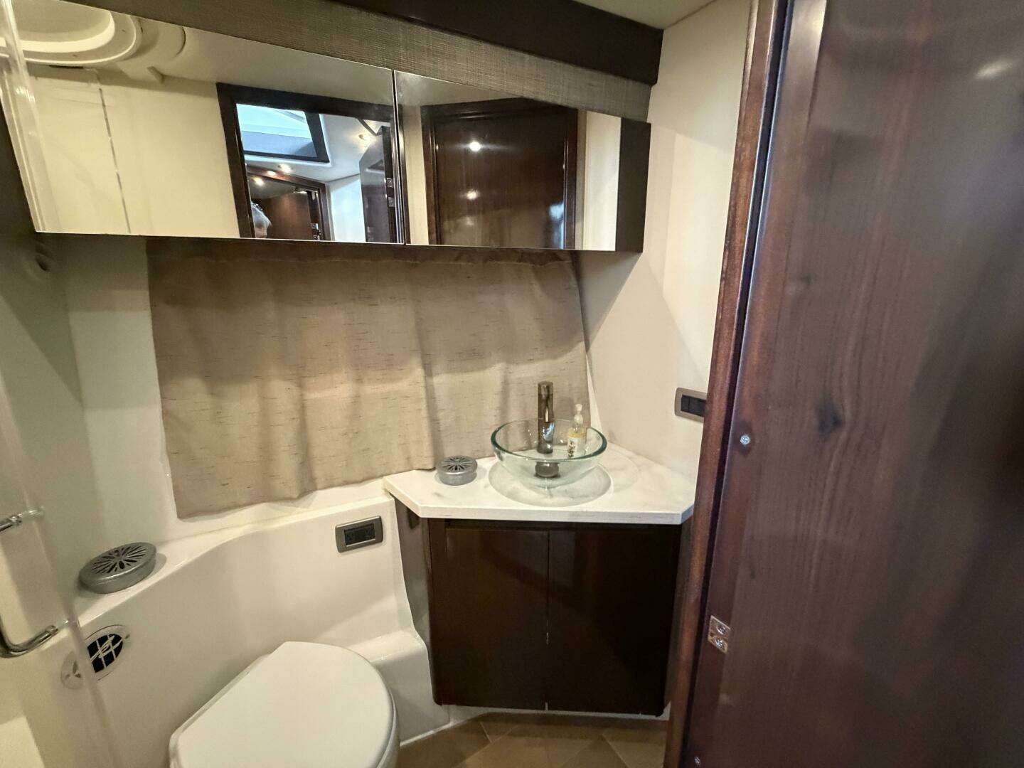 2017 Sea Ray 400 Sundancer - Image 34