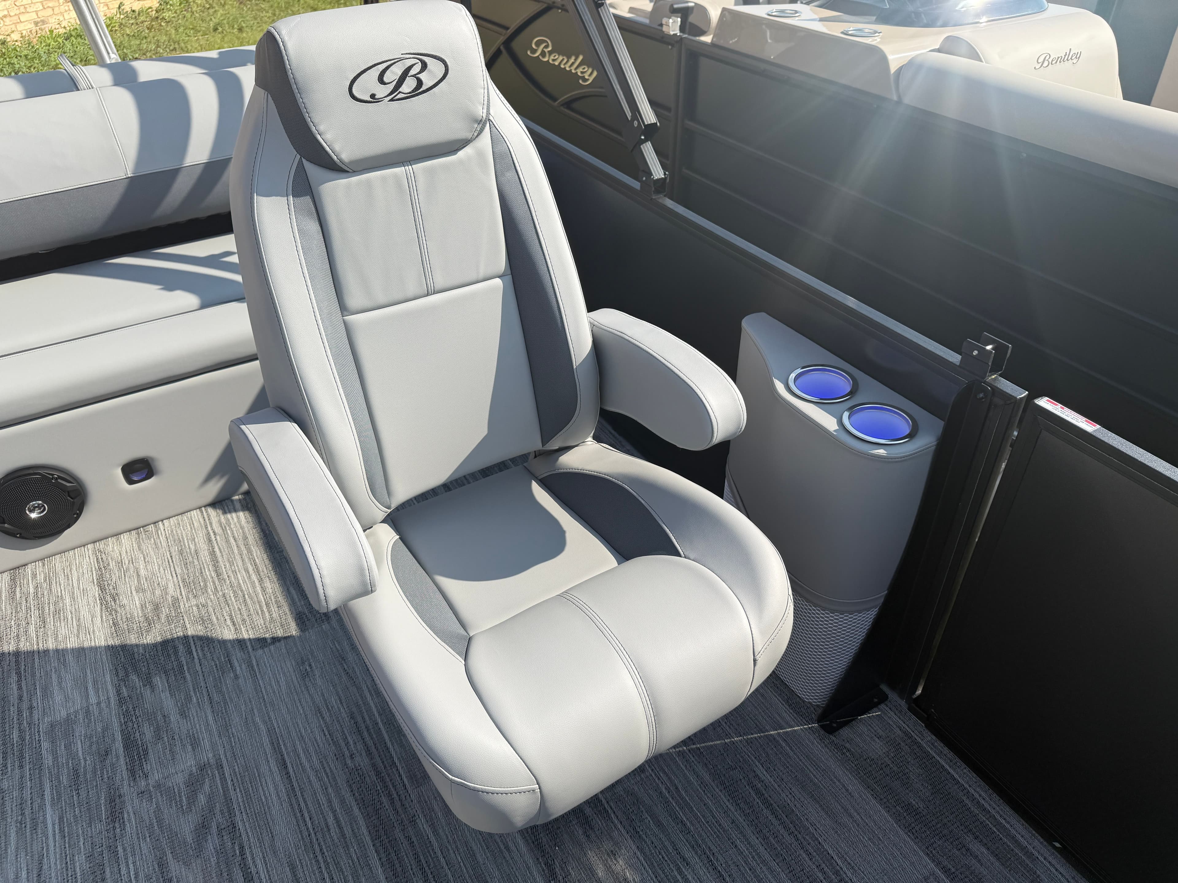 2026 Bentley Pontoons Legacy 223 Swingback Tritoon & Honda 4-Stroke EFI - 9