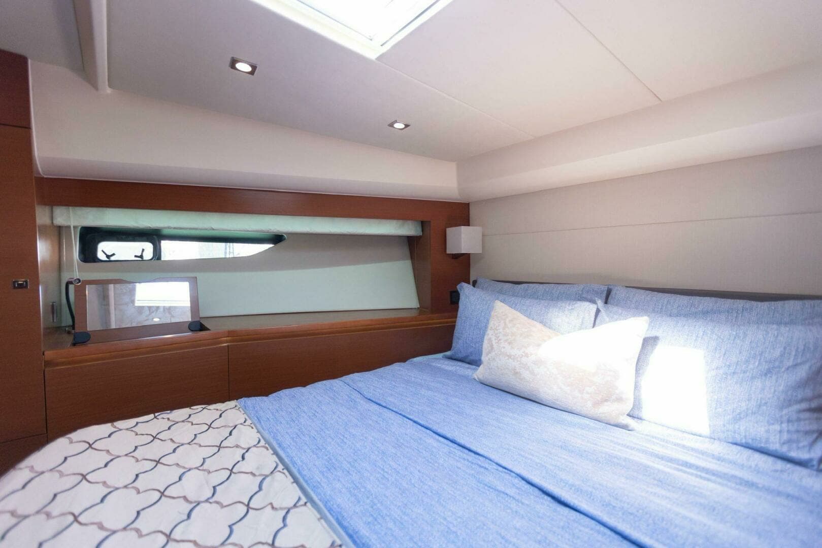 2014 Prestige 550 - Image 25