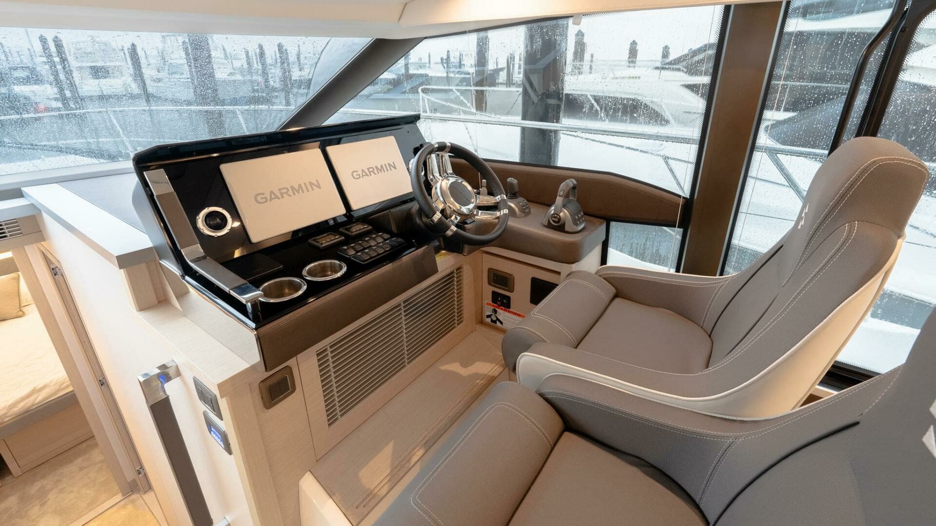 2023 Prestige 520 S - Image 13