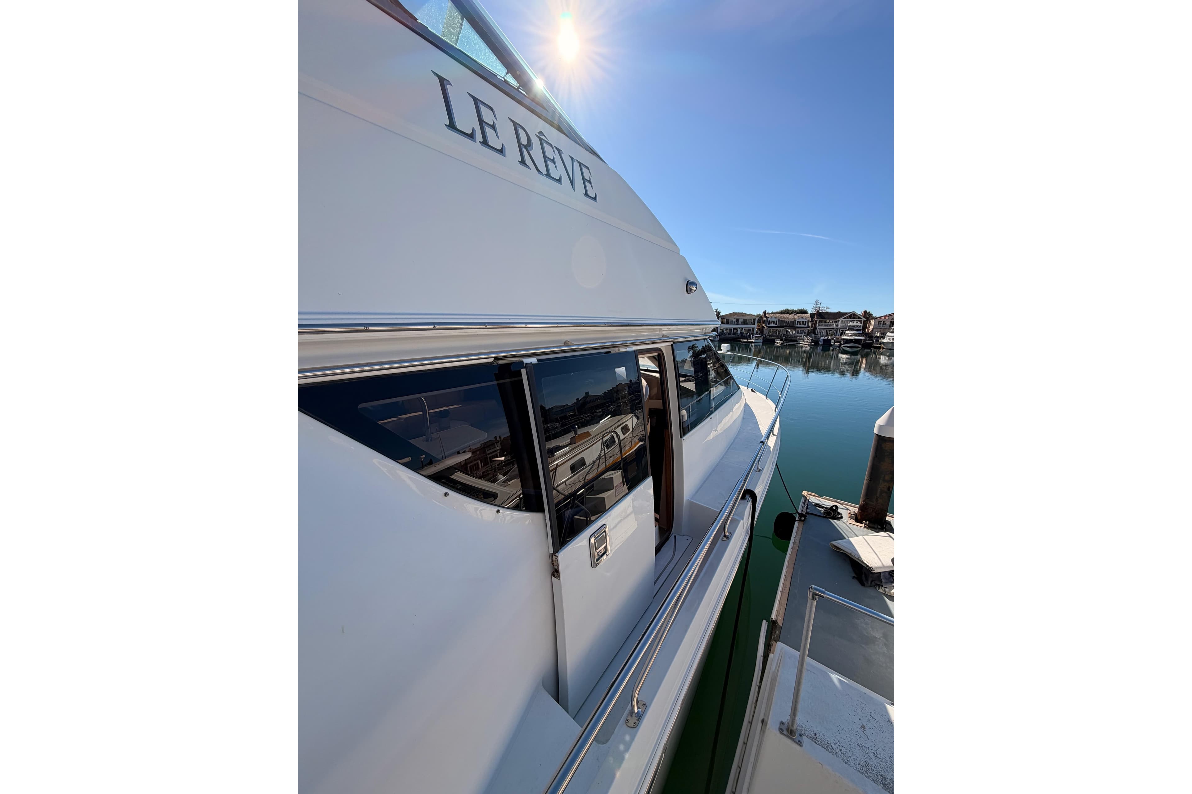 1999 Carver 530 Voyager Pilothouse yacht docked in sunny marina.