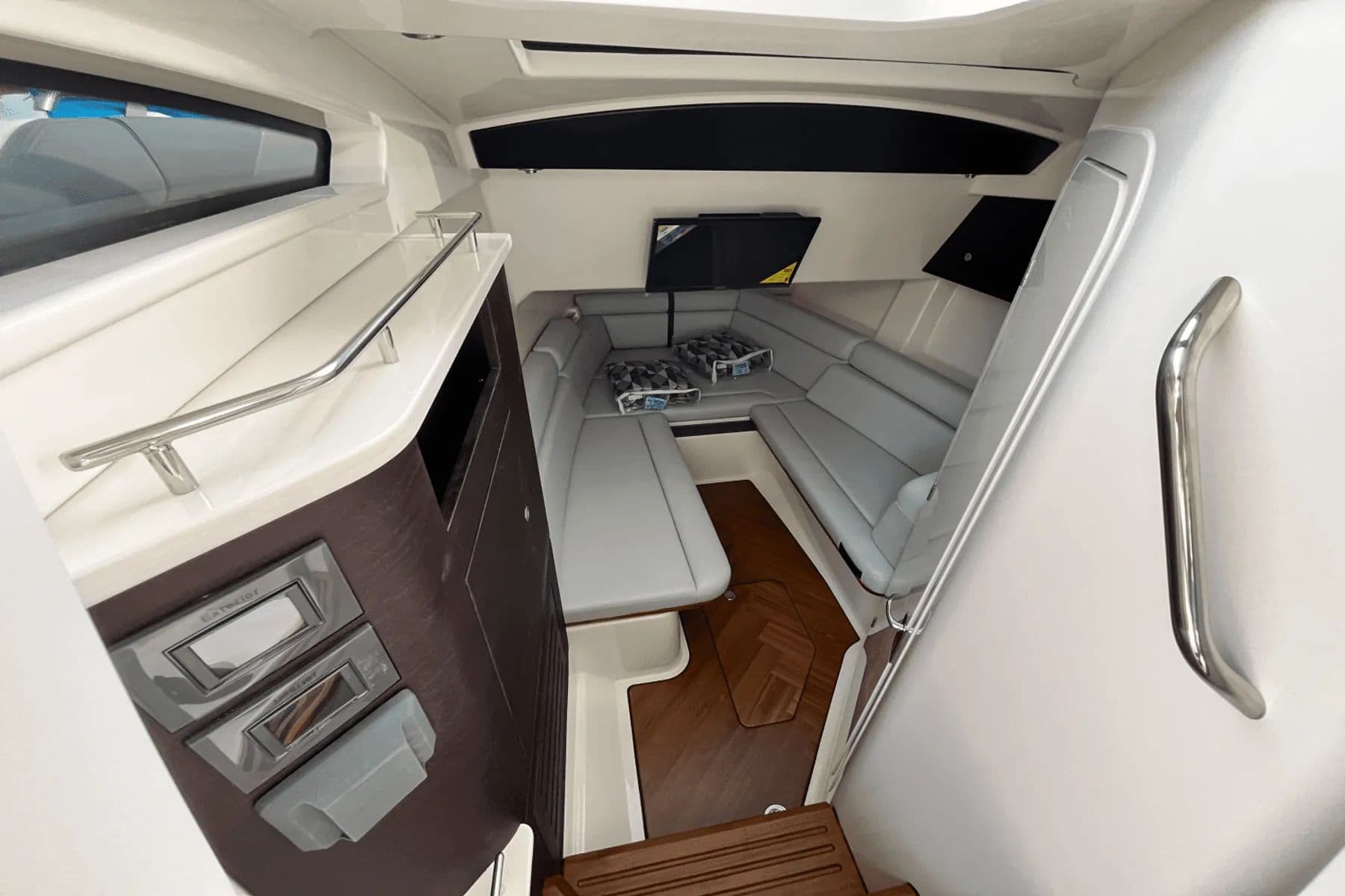 2025 Boston Whaler 350 Realm - 35