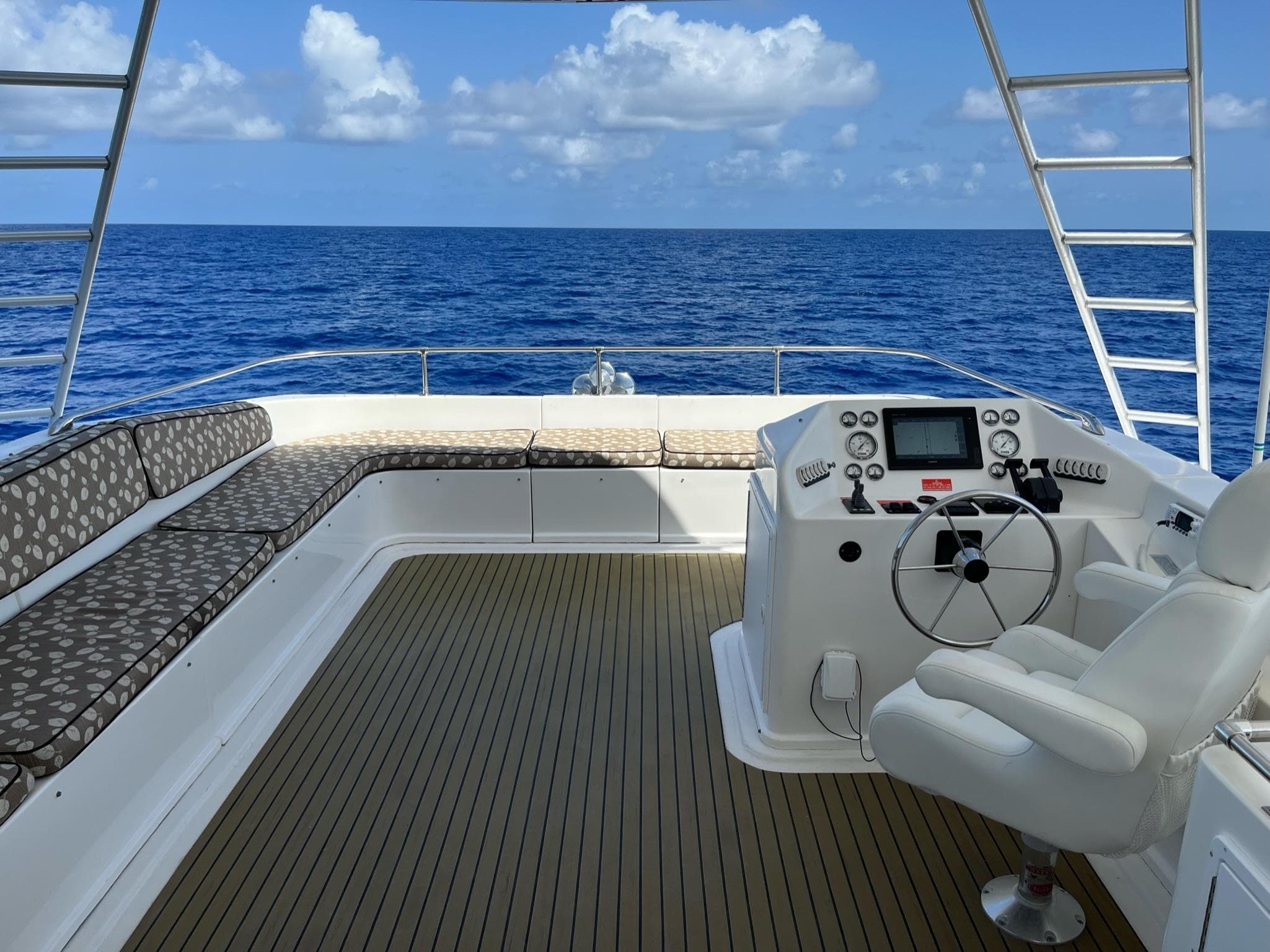 2009 Fantasy Houseboat helm with ocean view and cushioned seating.