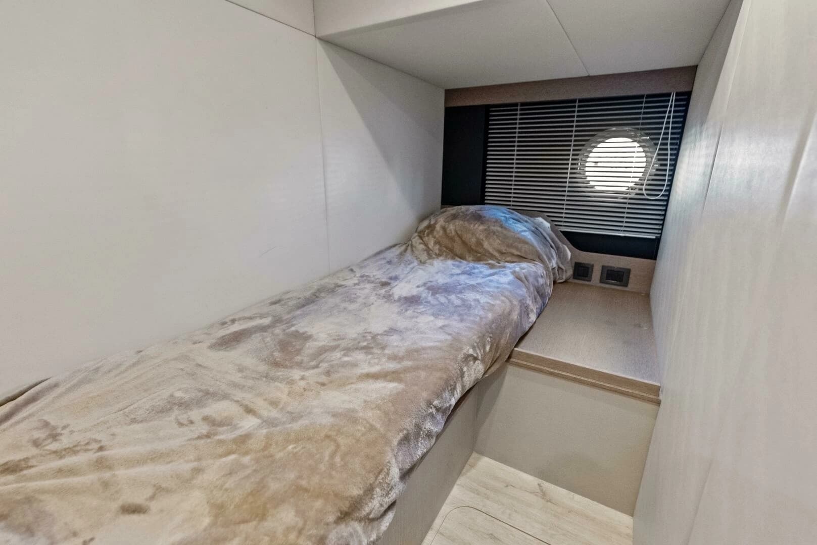 2025 Absolute 75 Navetta - Image 46