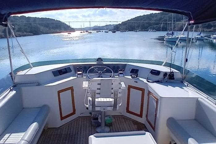 1992 Horizon Yachts Trawler Yacht helm with scenic waterway view.