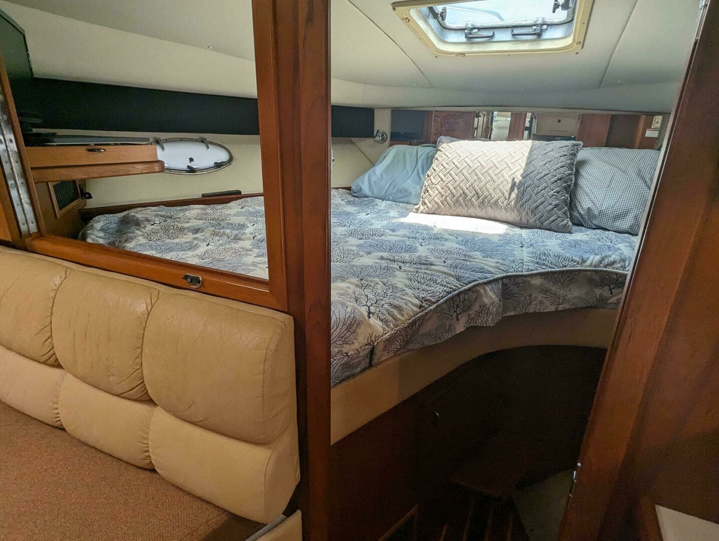 2000 Tiara Yachts 3500 Express - Image 7