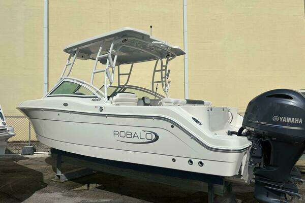 2021 Robalo R247 Dual Console