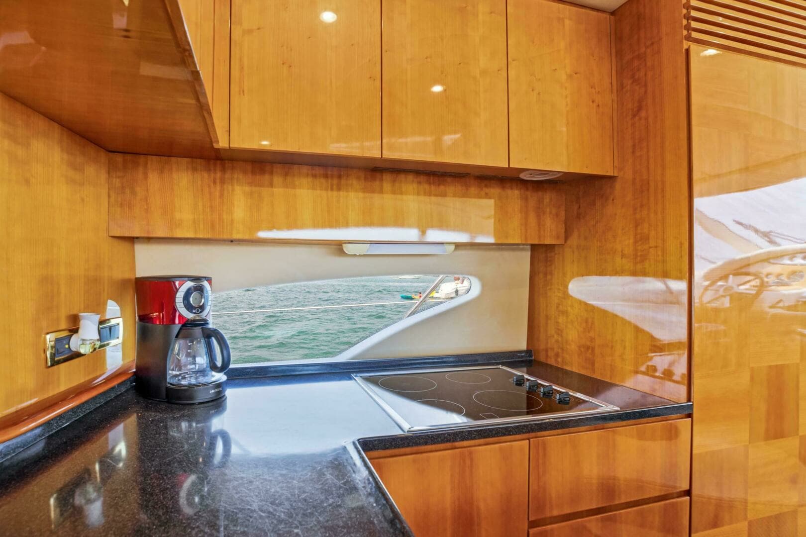 2004 Azimut 62 - Image 9