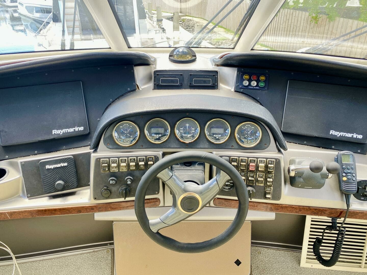 2000 Carver 506 Motor Yacht - Image 9