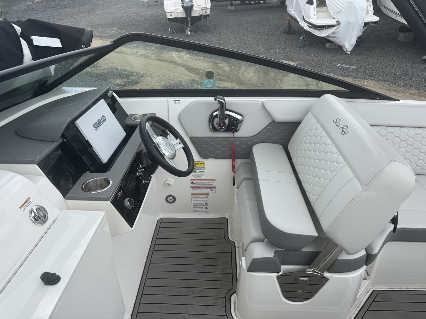 2024 Sea Ray SDX 250 Outboard - Image 12