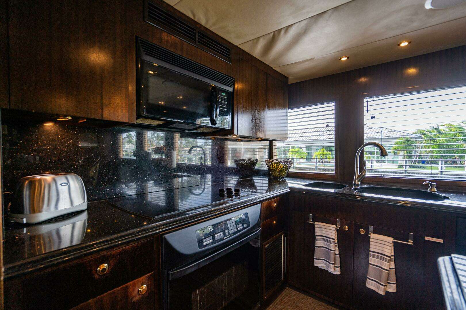 2001 Hatteras 100 Motor Yacht - Image 33