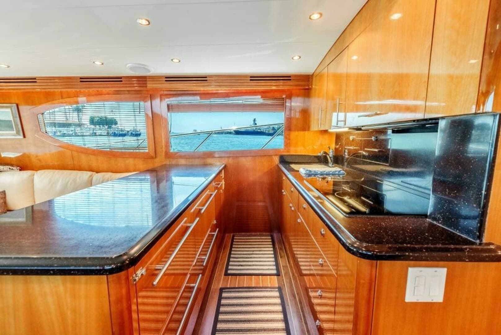 2004 Hatteras 54 Convertible - Image 13