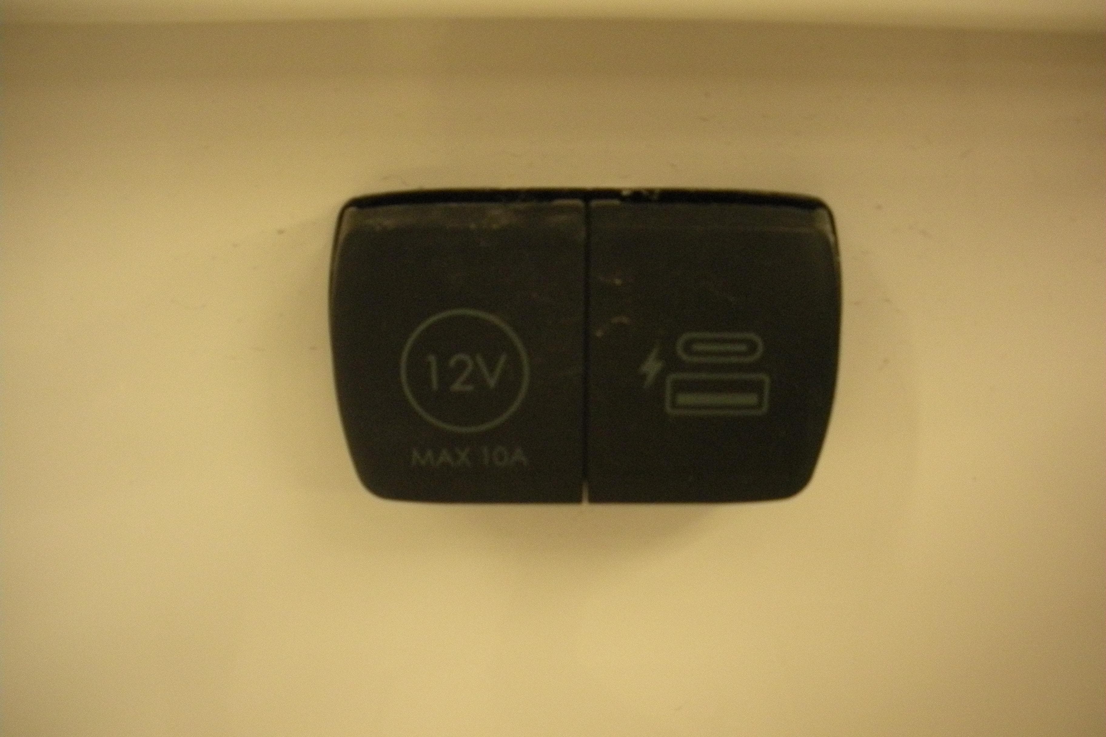 12V power outlet on 2026 Robalo R257 Dual Console boat, max 10A.