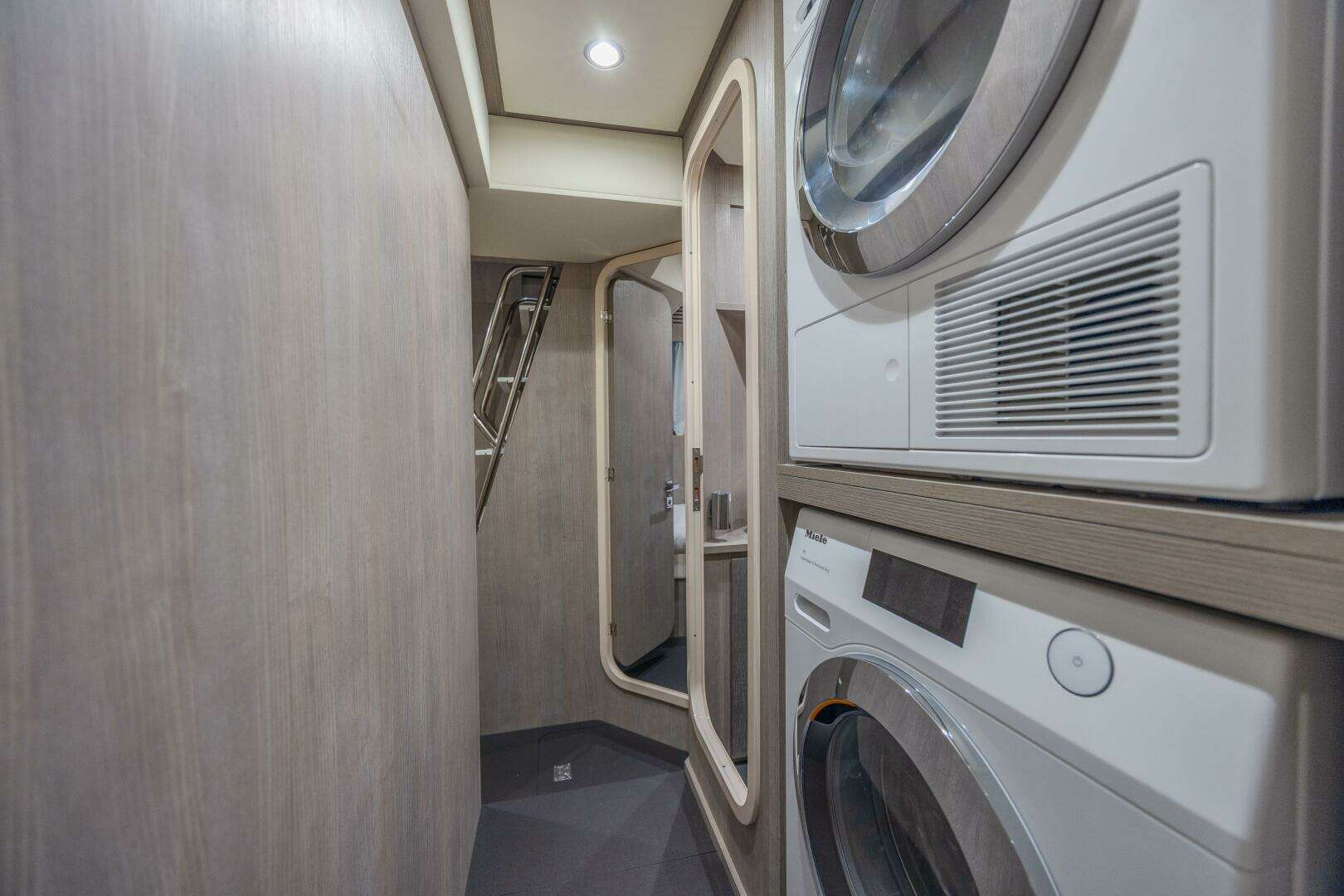 2023 Azimut S8 - Image 61
