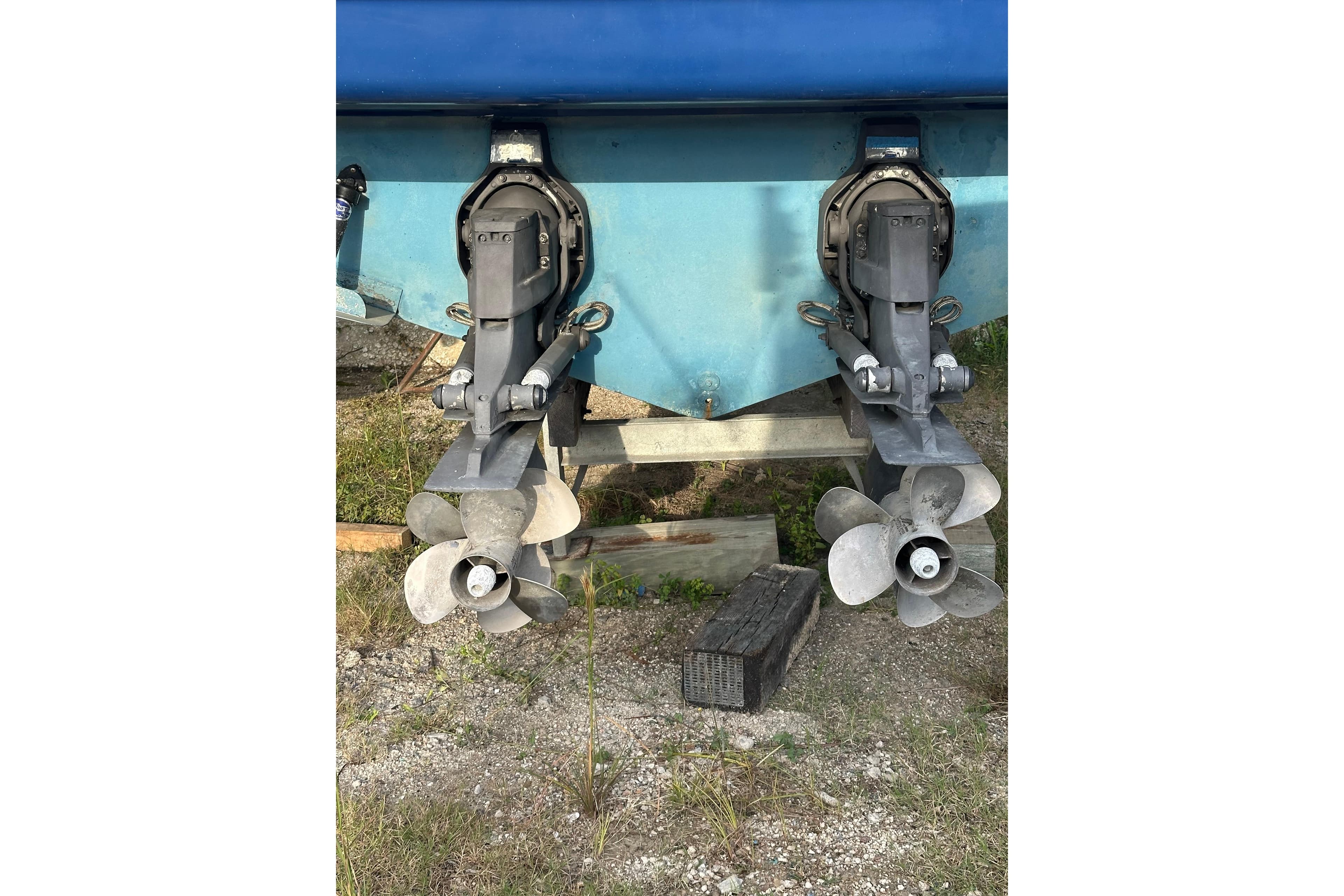 2008 Sea Ray 290 Sundancer boat propellers on dry land.