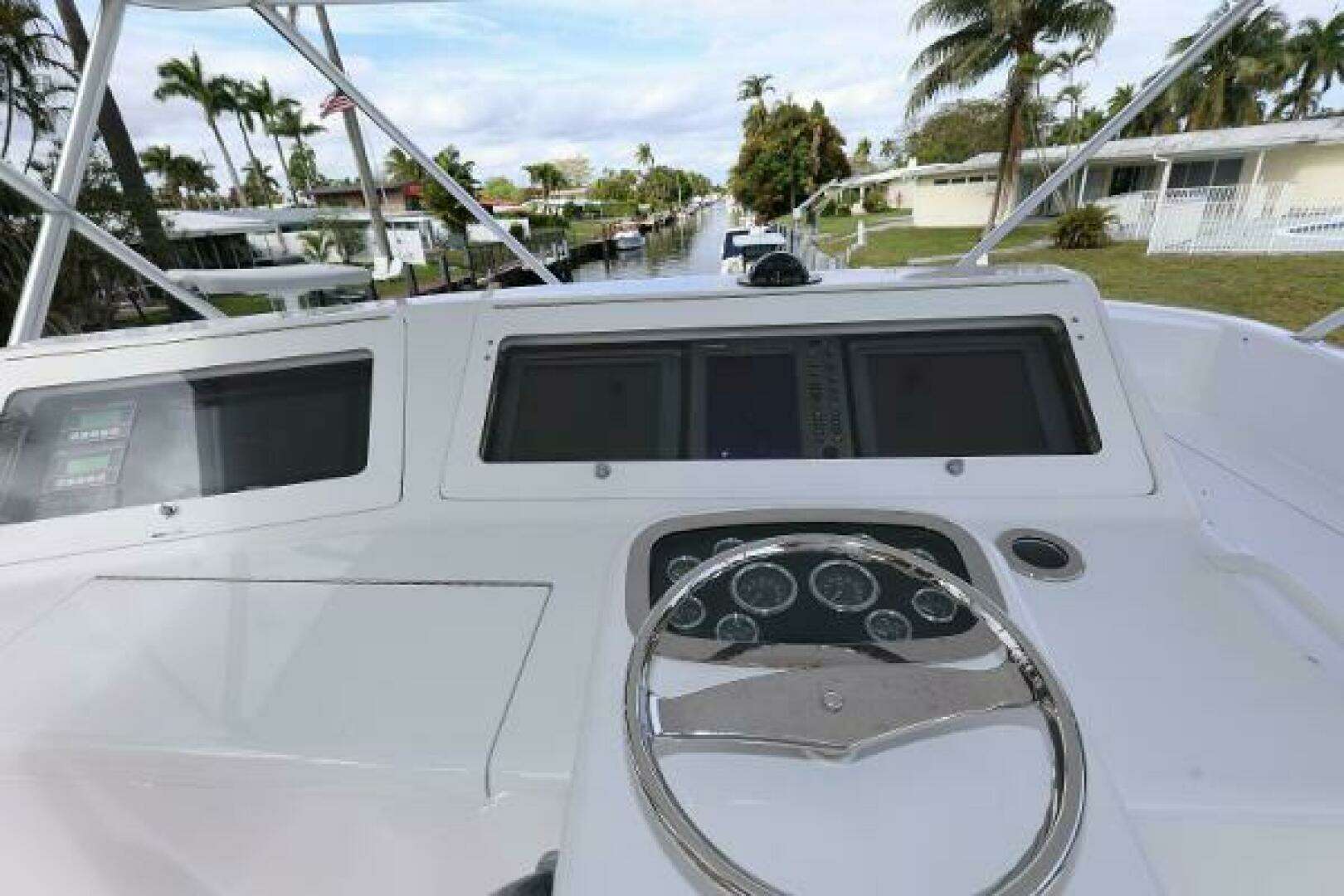 2005 Viking 52 Convertible - Image 12