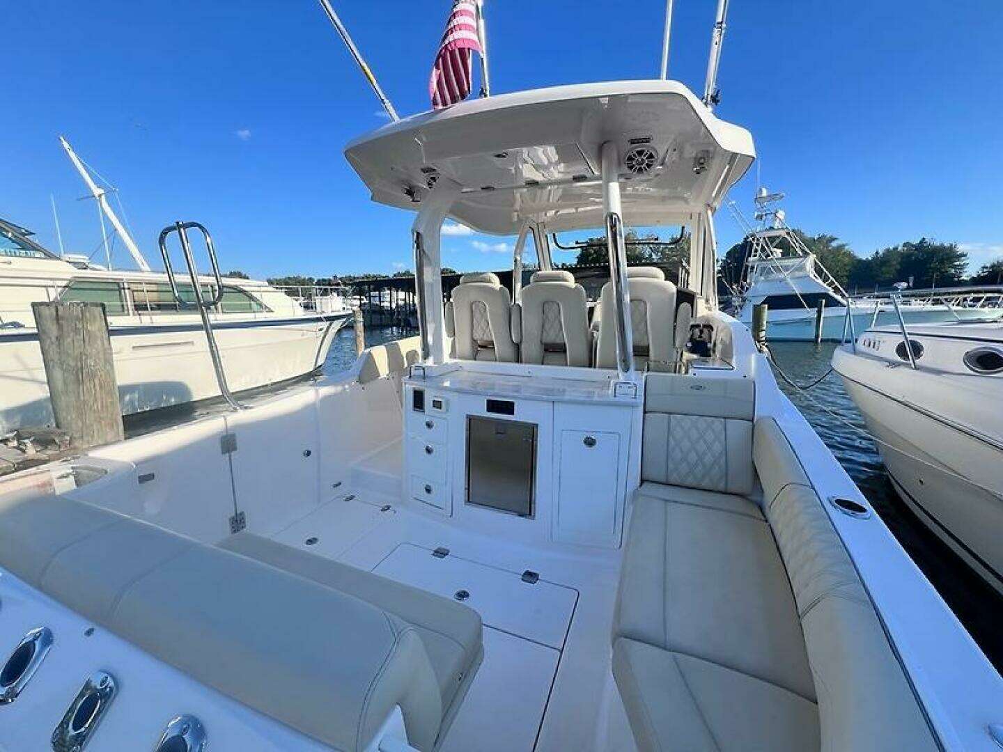 2019 Regal 33 SAV - Image 8