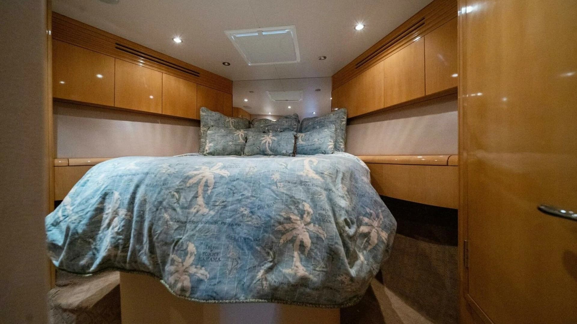 2003 Hatteras 54 Convertible - Image 27