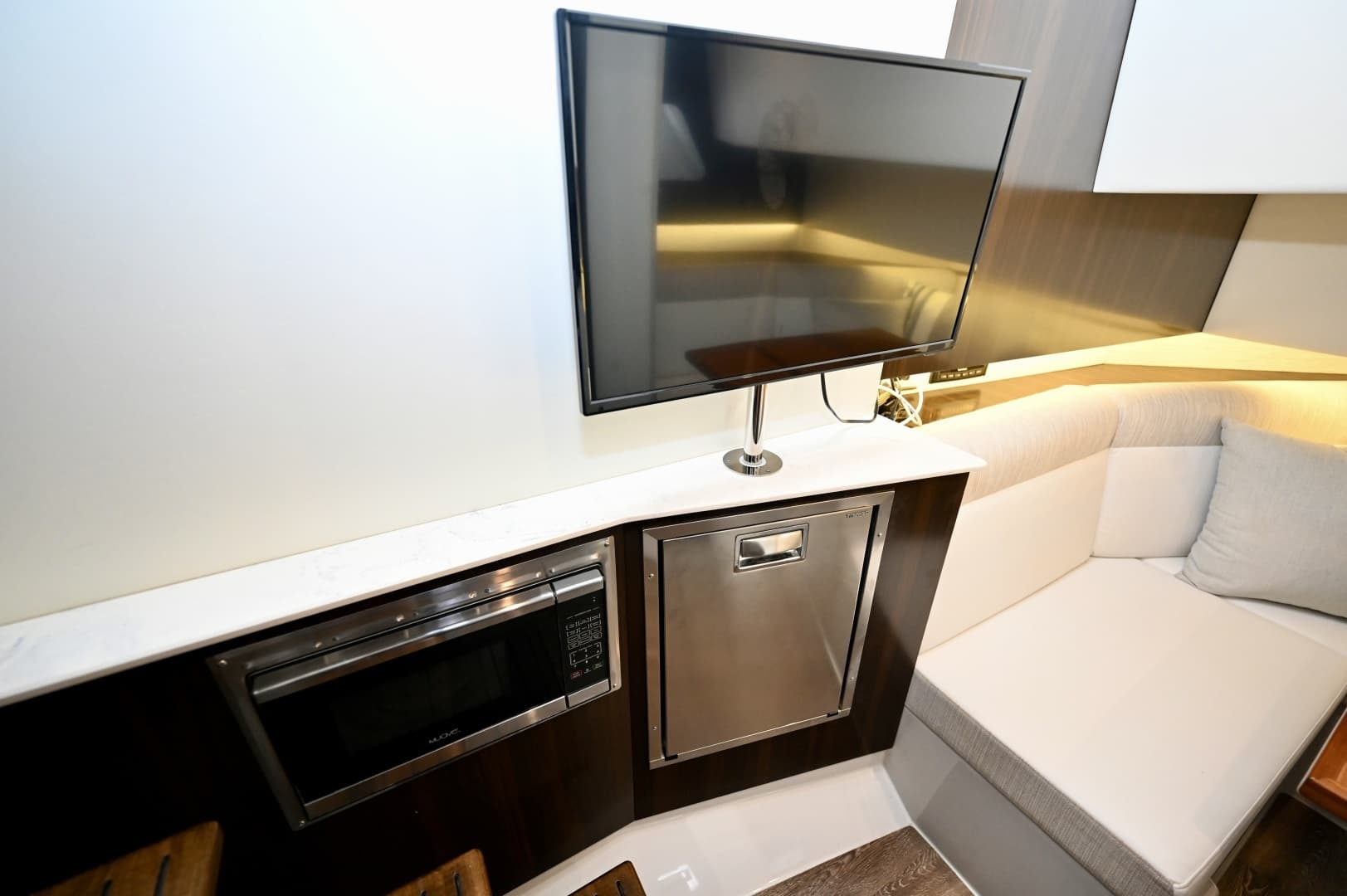 2022 Cruisers Yachts 38 GLS OB - Image 30