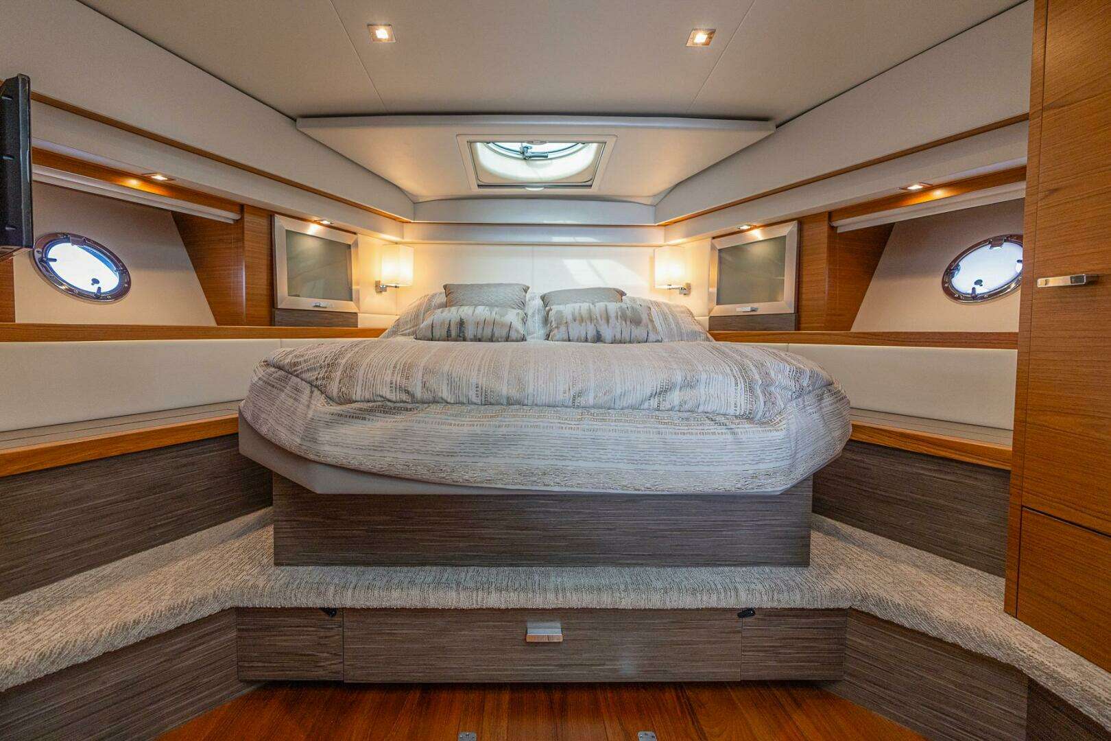2021 Tiara Yachts 4400 Flybridge - Image 28