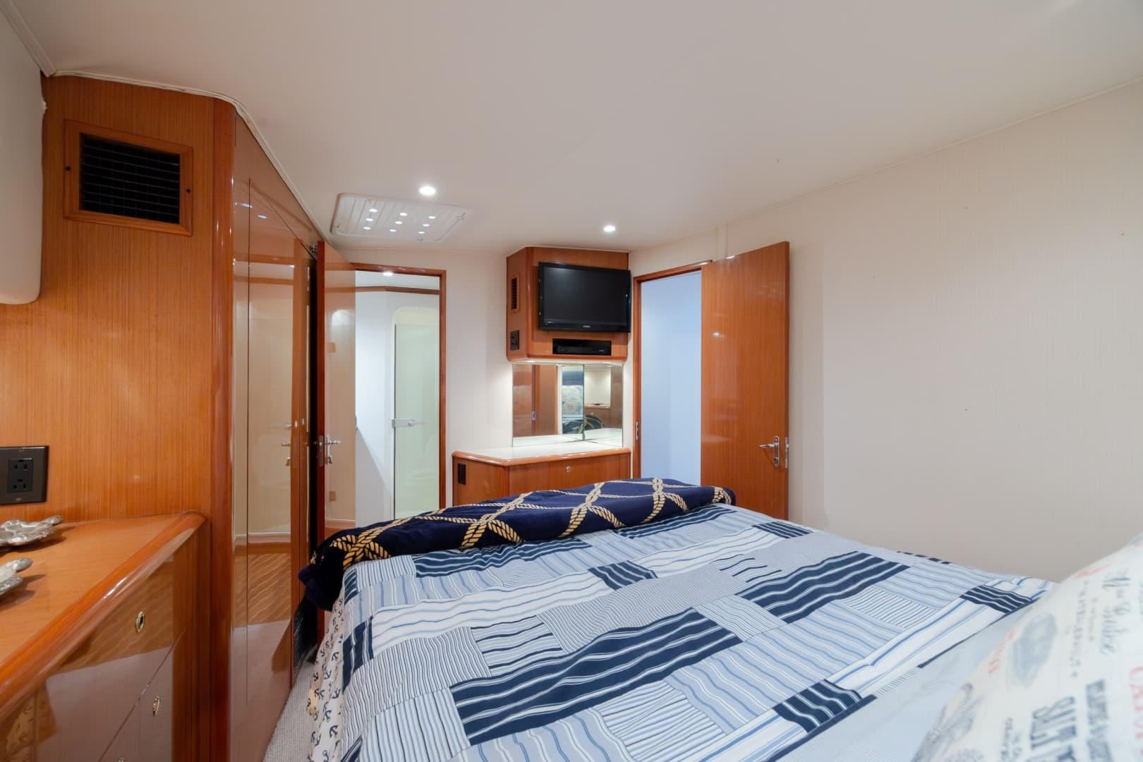 2000 Viking 55 Convertible - Image 35