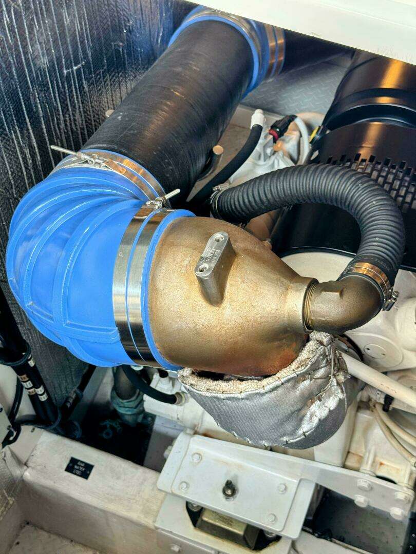 2005 Cruisers Yachts 540 Express - Image 74
