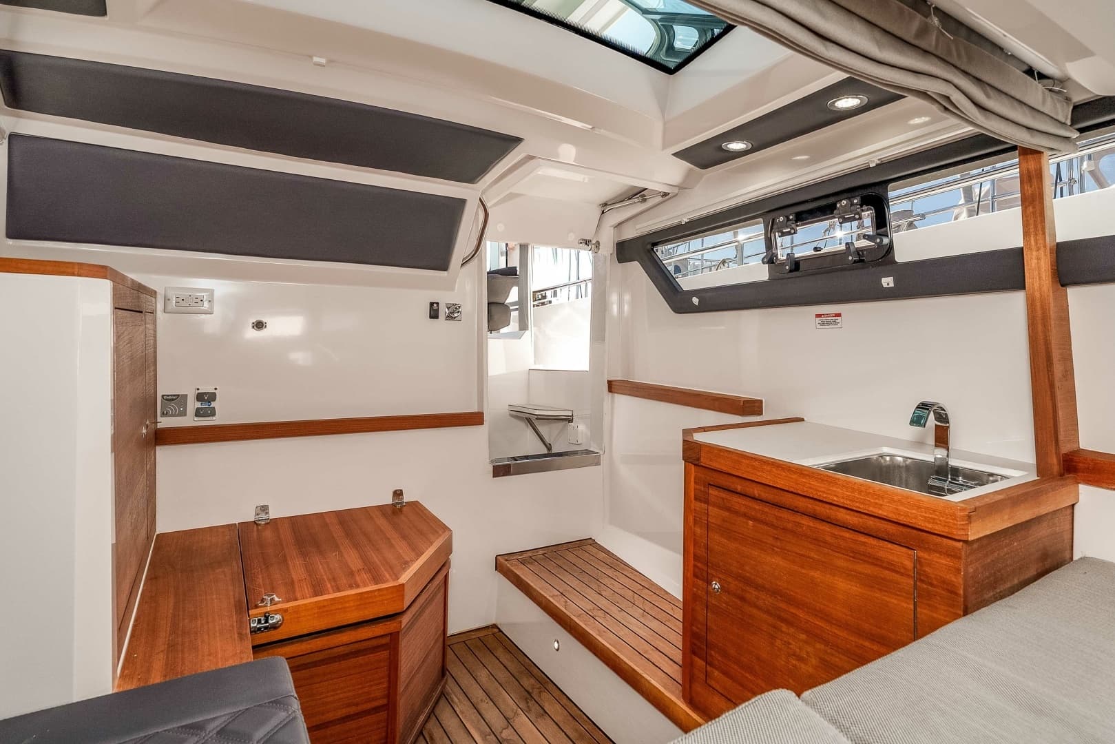 2018 Axopar 37 Axopar Sun Top - Image 12