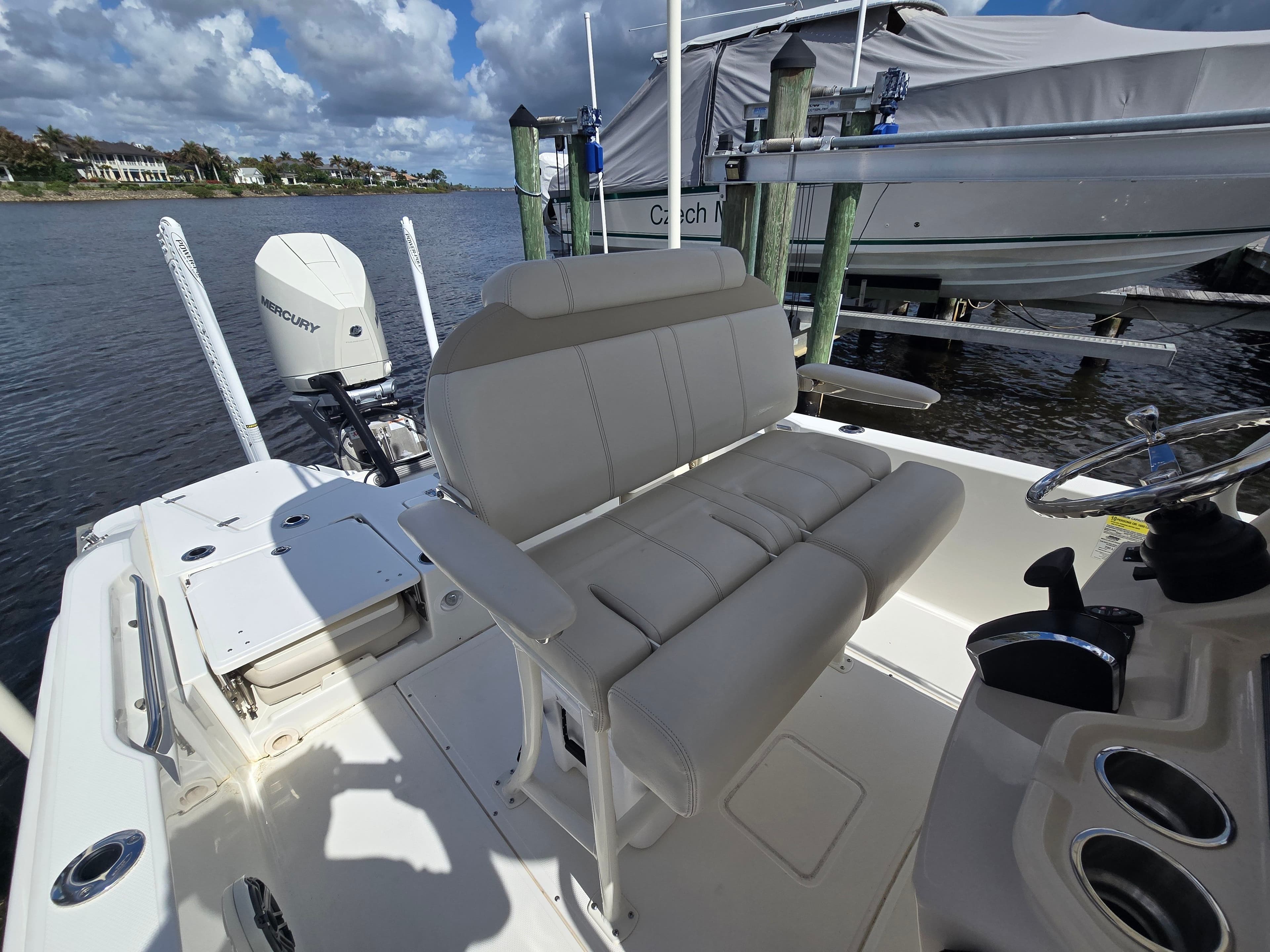 2023 Boston Whaler 250 Dauntless - 22