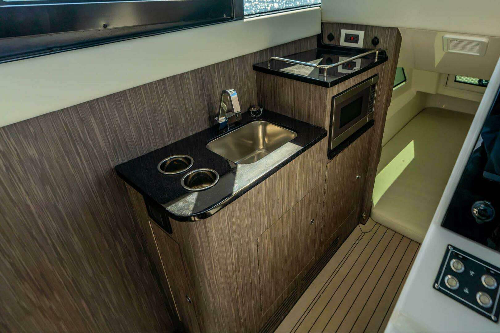2026 Invincible 46 Pilothouse - Image 9
