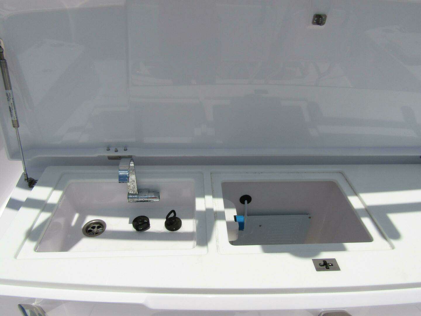 2024 Axopar 37 Sun Top - Image 19