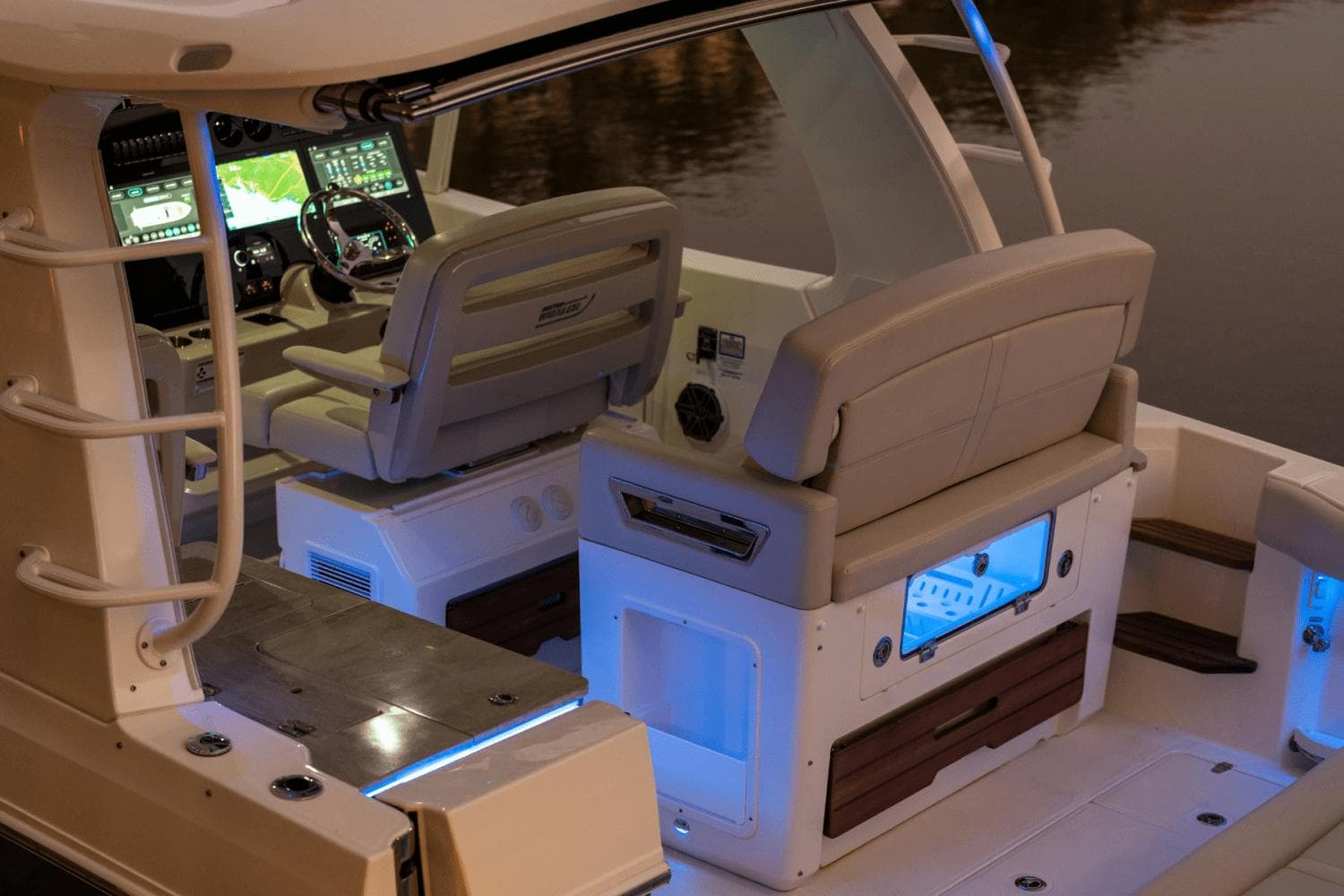 2026 Boston Whaler 380 Realm - 60