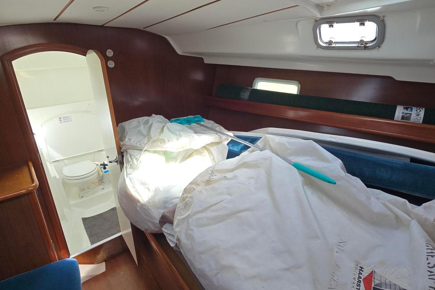 Interior of 1998 Beneteau Oceanis 411 sailboat, featuring cabin and bathroom area.